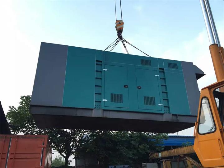 泰州發(fā)電機(jī)出租賃工廠租用進(jìn)口康明斯1000kw大型柴油發(fā)電機(jī)組租賃裝車發(fā)貨