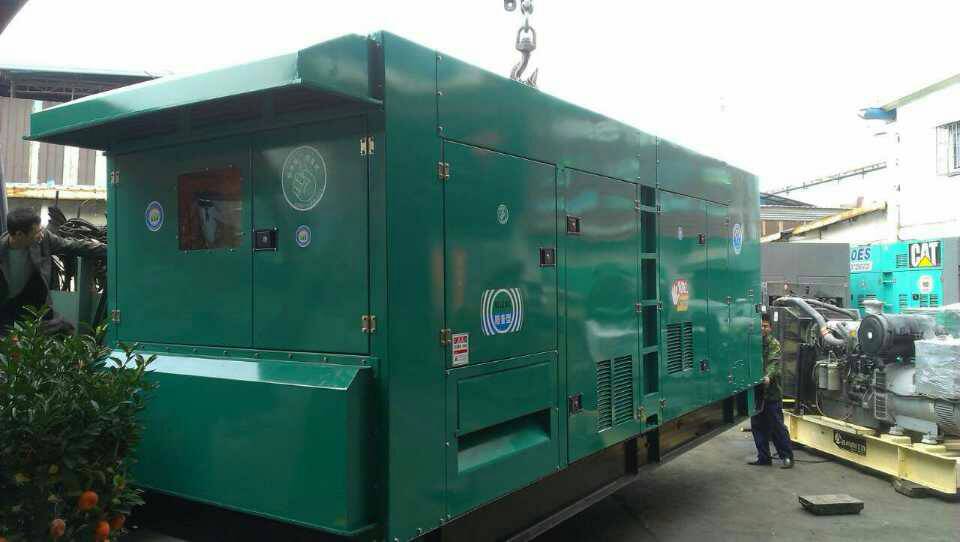 嘉興工廠成功租賃四臺發(fā)電機(jī)出租案例實(shí)拍，穩(wěn)固電力防線，保障生產(chǎn)不間斷運(yùn)營